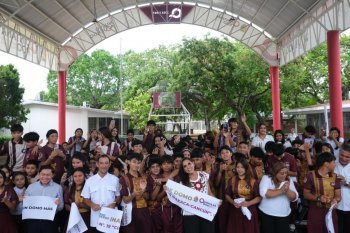 Gobernadora Mara Lezama entrega domo en secundaria de Cancún tras 32 años de espera