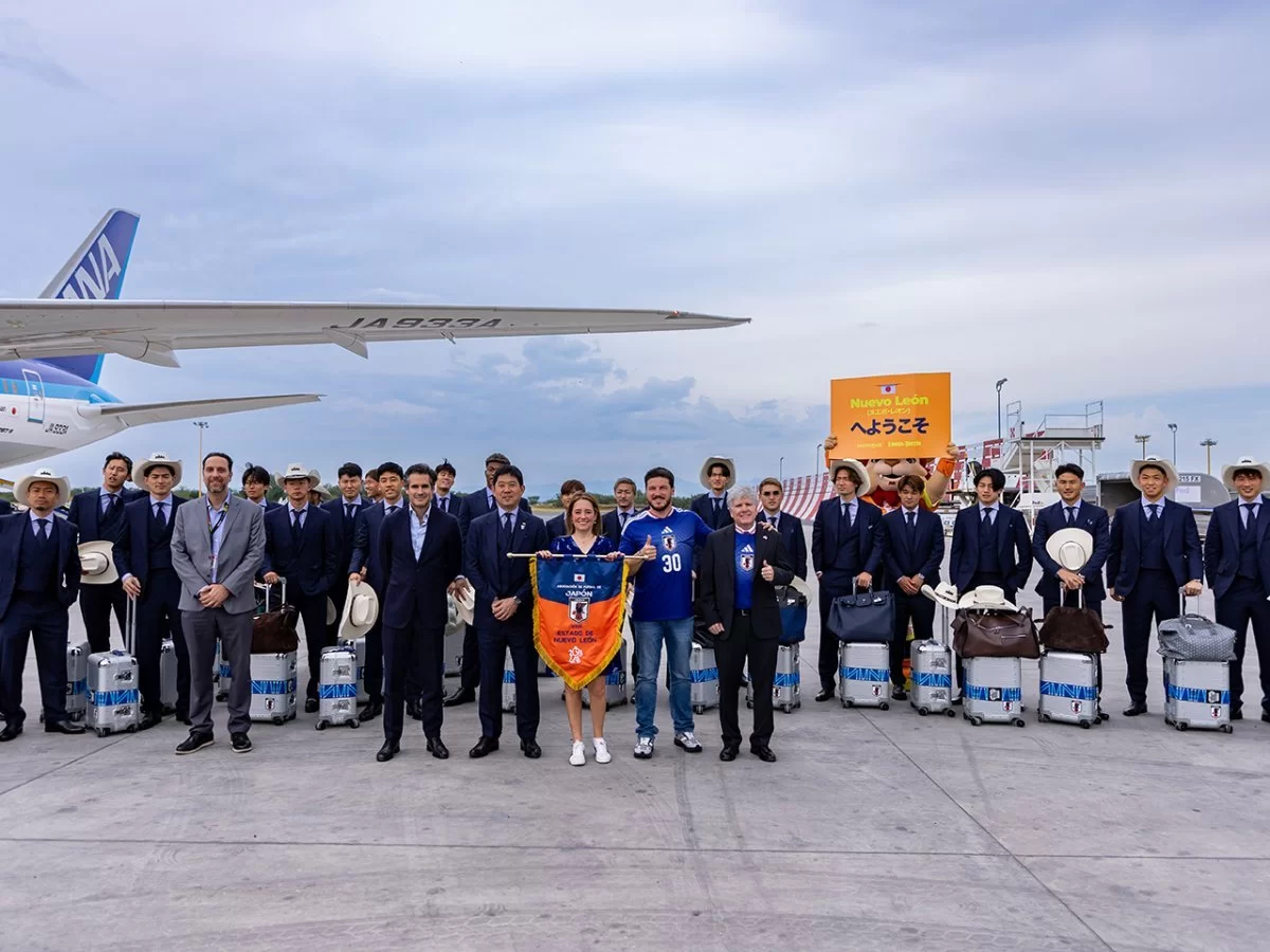 Gobernador de Nuevo León recibe a Selección de Japón y encabeza vuelo inaugural Monterrey-Madrid
