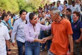 Gobernadora Evelyn Salgado dialoga con maestros de la CETEG en Petatlán