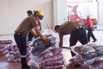 Gobierno de Puebla entrega apoyos a 63 familias afectadas por fuertes vientos en Pantepec