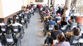 SEDIF Puebla entrega 135 sillas de ruedas para mejorar movilidad e inclusión social