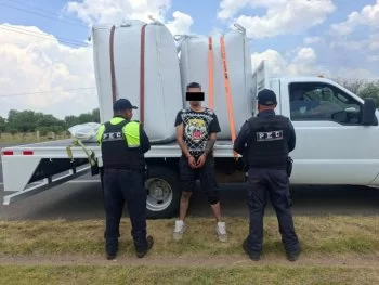 Aseguran vehículo robado y carga de polietileno en carretera de Dolores Hidalgo