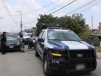 Detienen a dos hombres con mil 800 litros de hidrocarburo ilícito en Puebla