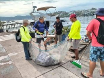 Retiran toneladas de basura en playas de Acapulco tras lluvias; piden no tirar desechos