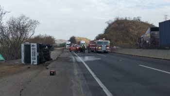 Sin lesionados tras volcadura de camioneta de gas en autopista Manzanillo-Colima