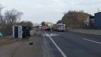 Sin lesionados tras volcadura de camioneta de gas en autopista Manzanillo-Colima