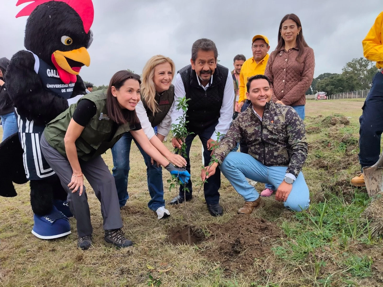 Gobierno de Puebla planta 500 árboles en Universidad Politécnica de Amozoc por Día del Medio Ambiente