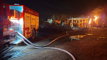 Brigadistas continúan enfriamiento de pipas de gas LP tras explosión en Tepeaca