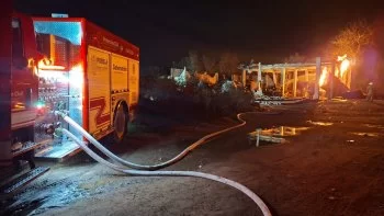 Brigadistas continúan enfriamiento de pipas de gas LP tras explosión en Tepeaca