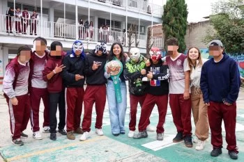Gaby “La Bonita” Sánchez promueve el deporte en bachillerato de Puebla con boletos para Perú vs. España