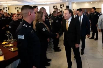 Gobernador Durazo reconoce labor de la Marina en aniversario del Día de la Marina Nacional en Guaymas
