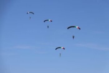 Ejército Mexicano busca récord mundial de paracaidismo simultáneo en Guerrero
