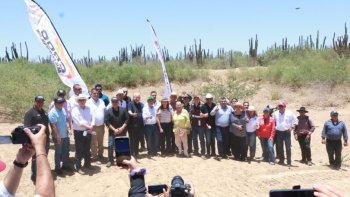 Gobernador de BCS y CROC inician desazolve de obra hídrica en Los Planes