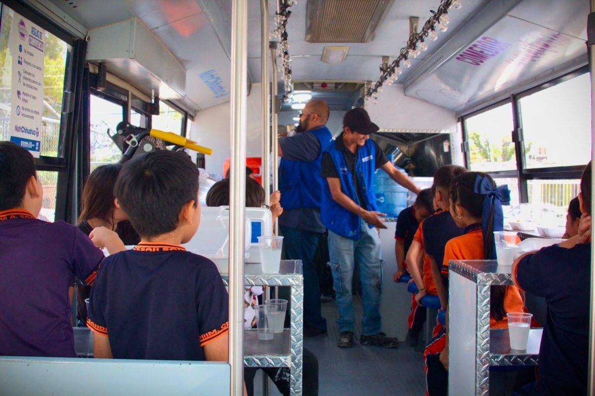 Comedor móvil NutriChihuahua lleva alimentos nutritivos a escuela primaria en Chihuahua capital