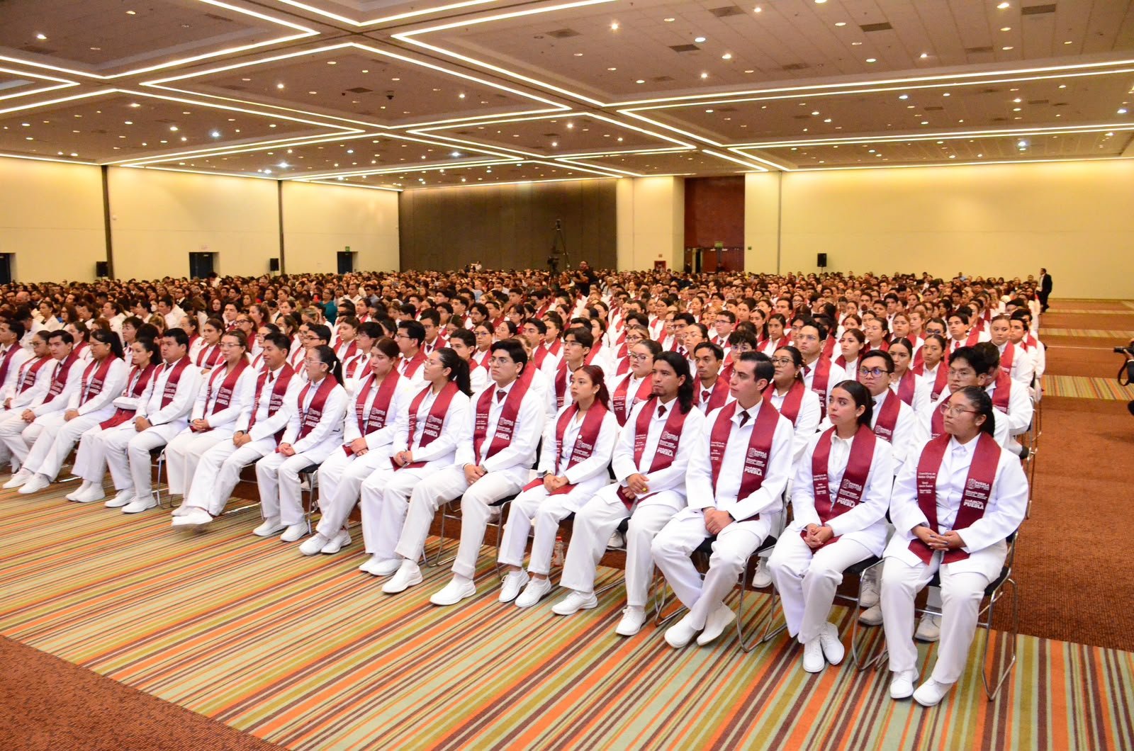 USEP gradúa a 375 profesionales de la salud en Puebla; fortalecen humanismo y educación