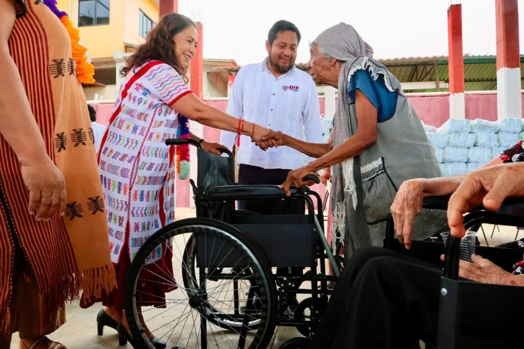 DIF Oaxaca entrega apoyos funcionales y lentes en gira por Sierra Sur y Costa