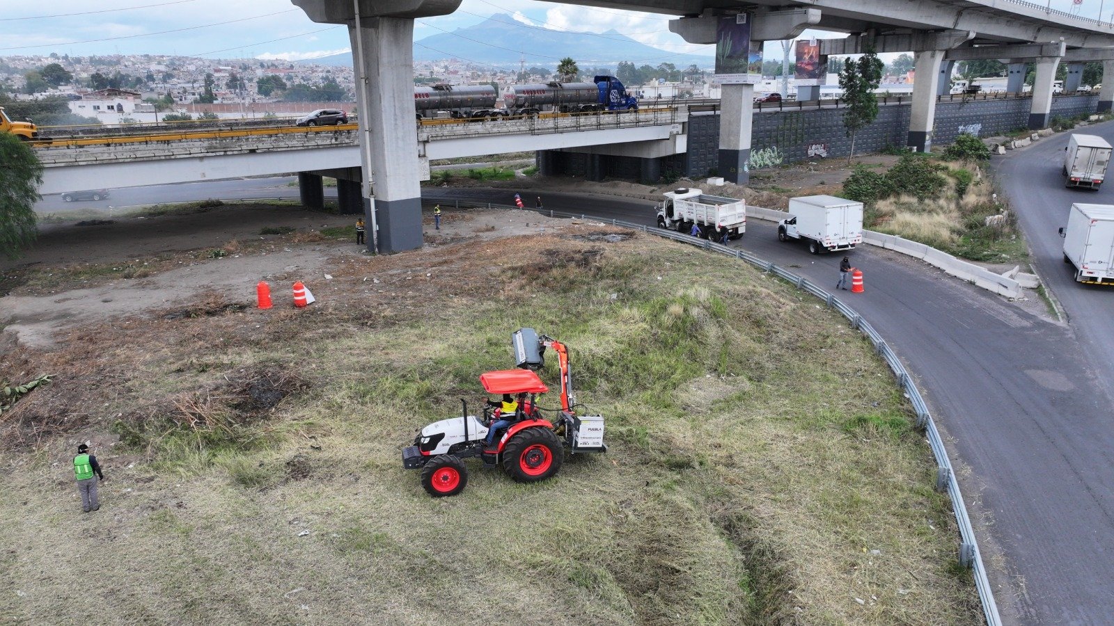 Gobierno de Puebla recupera 274 mil m² de áreas verdes en accesos de la capital