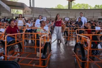 Mara Lezama entrega apoyos a más de 200 familias del sur de Quintana Roo a través de “La Voz del Pueblo”