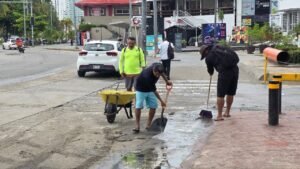 Refuerzan limpieza en playas de Acapulco tras lluvias por remanentes de Boris