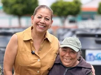 Secretaría de Bienestar entrega 500 tinacos en San Baltazar Tetela para combatir rezago de agua