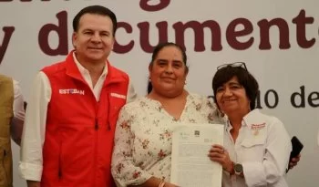 Seduat entrega mil 664 documentos agrarios y escrituras a familias de Durango