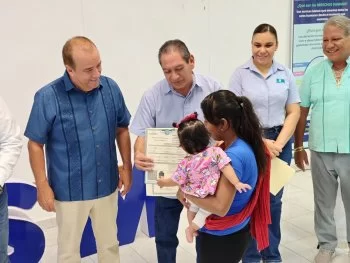 SIPINNA entrega 34 actas de nacimiento a niñez de la zona cañera en Quintana Roo
