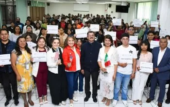 UTH entrega 203 becas a estudiantes para frenar deserción escolar