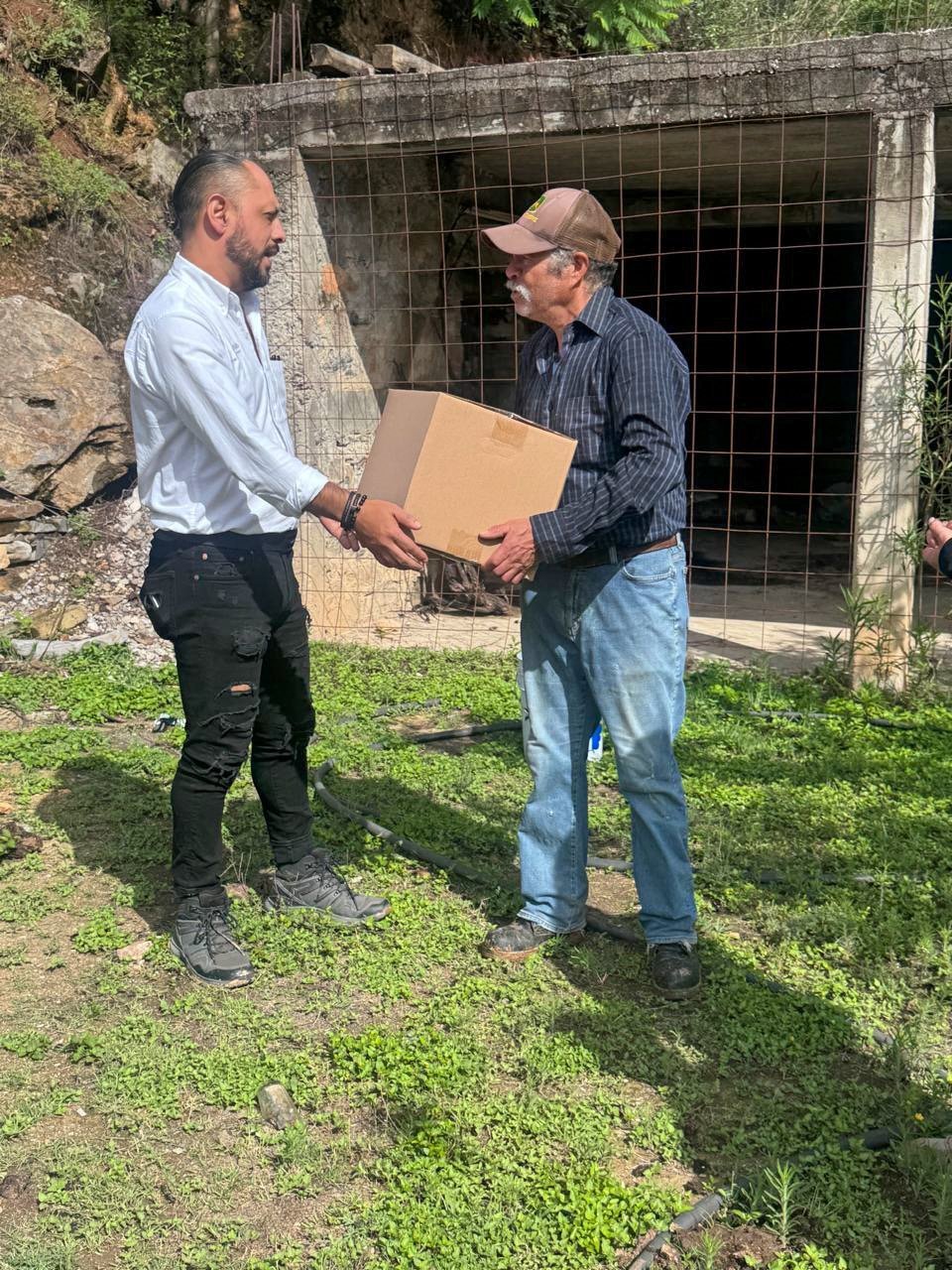 SEDIF entrega apoyos alimentarios a 50 familias afectadas por lluvias en Pinal de Amoles