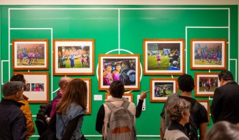 Exposición ‘De cuerpos y canchas’ celebra el juego de pelota como patrimonio cultural vivo en México