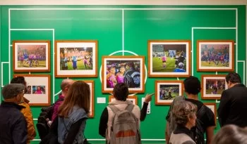 Exposición ‘De cuerpos y canchas’ celebra el juego de pelota como patrimonio cultural vivo en México