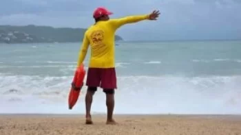 Guardavidas de Acapulco refuerzan vigilancia por fuerte oleaje en playas del puerto