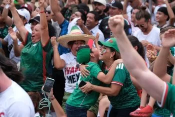 Mara Lezama celebra triunfo de México en Mundial junto a aficionados en Cancún