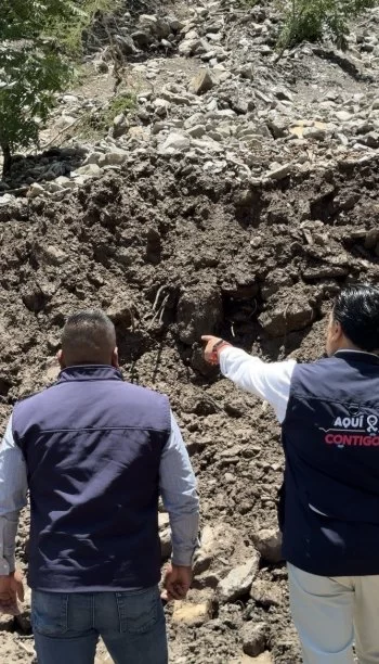SEDESOQ supervisa liberación de carretera afectada por deslave en Pinal de Amoles