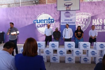 Entregan paquetes alimenticios a comunidades indígenas en Chihuahua capital
