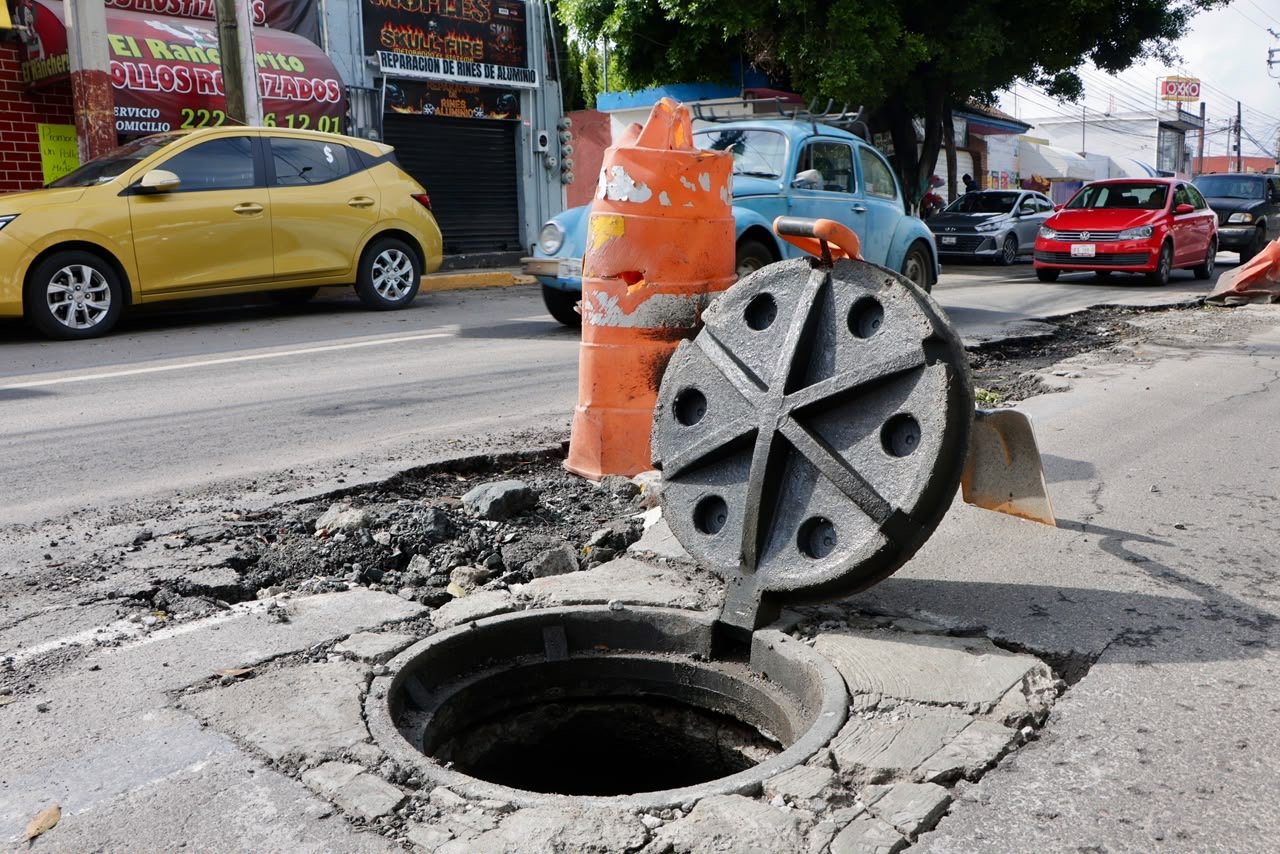 Saturación de drenajes por lluvia provoca daños en avenidas de Puebla; bacheo temporal
