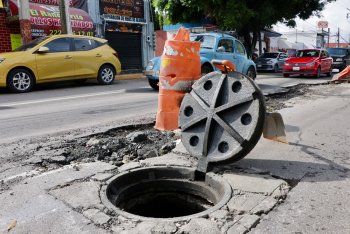Saturación de drenajes por lluvia provoca daños en avenidas de Puebla; bacheo temporal