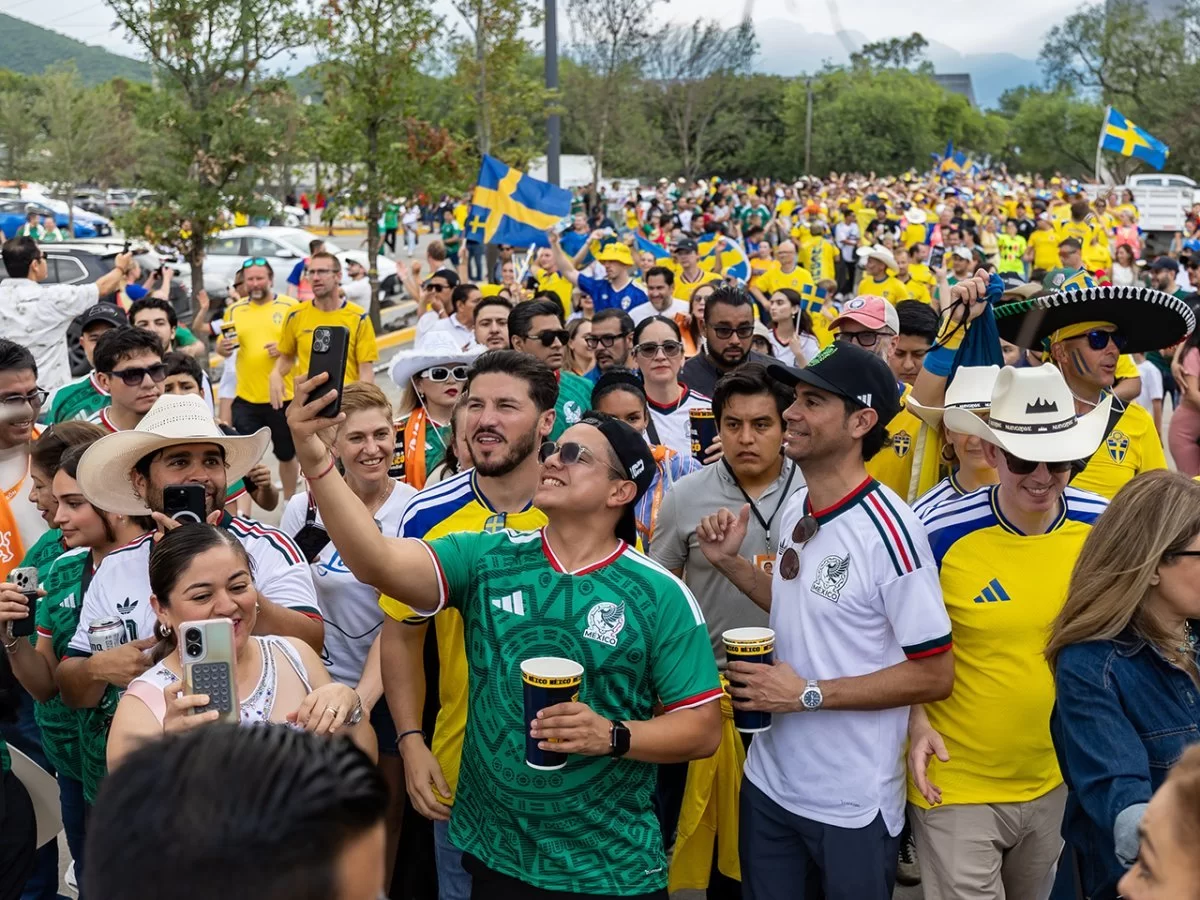 Samuel García convive con aficiones de Suecia y Túnez previo al partido en el Estadio Monterrey