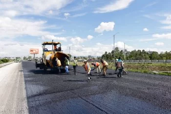 Gobierno de Puebla aplica asfalto de alta tecnología en Periférico Ecológico para mejorar seguridad vial