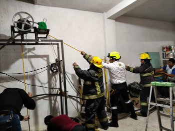 Rescatan a dos trabajadores atrapados en pozo de 28 metros en San Andrés Cholula