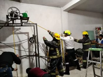 Rescatan a dos trabajadores atrapados en pozo de 28 metros en San Andrés Cholula