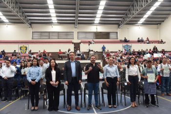 IECA y Gobierno de Coroneo entregan constancias a 59 emprendedores y estudiantes