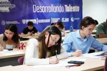 Más de 100 estudiantes compiten por 15 becas para especializarse en IA y automatización en Taiwán
