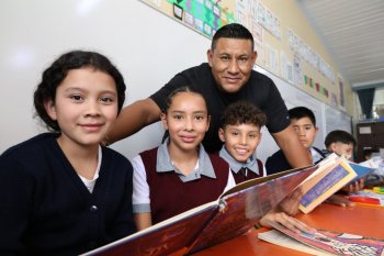 Maestro rural en Asientos: 20 años educando con vocación en una escuela multigrado