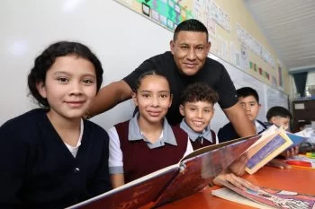 Maestro rural en Asientos: 20 años educando con vocación en una escuela multigrado