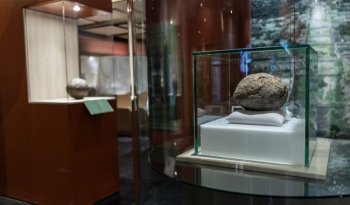 Exhiben en Teotihuacan pelota de hule de más de 3,600 años de antigüedad