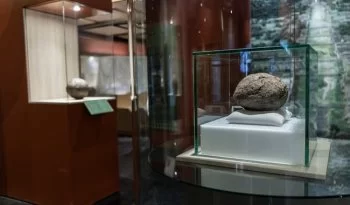 Exhiben en Teotihuacan pelota de hule de más de 3,600 años de antigüedad