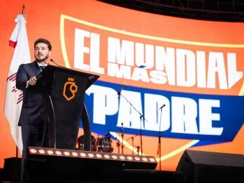 Gobernador de Nuevo León celebra a servidores públicos padres de familia con evento mundialista