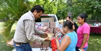 Gobernador Javier May entrega tarjetas de Bienestar y Plenitud a adultos mayores en Macuspana