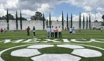 Gobierno de Sheinbaum construye y rehabilita mil 200 canchas en 31 estados de México