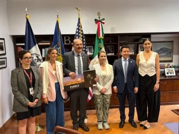 Puebla fortalece lazos con migrantes en Nueva York mediante nueva conectividad aérea